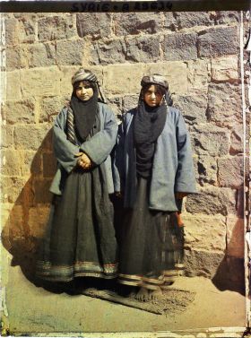 Image représentant Une jeune mariée (celle de gauche ?) et sa cousine