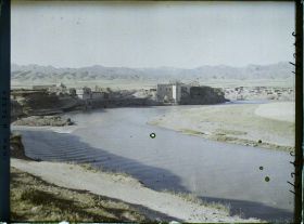 Image représentant Le village, la rivière Khabur au pied des montagnes (chaîne du Zagros, frontière du Kurdistan)