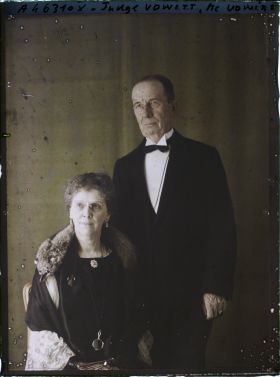 Image représentant Le juge  https://musee-albert-kahn.s-museum.fr/home/NWQ2OTAwYzNmYjZlZTk1ZWQwODJmMjY4L2dlbmVyaWMtbm90aWNlLXRhYi9hdXRob3JpdHkvNjE3YTc5ZjVjZjhiODk2OGIzMzM3ZDIx/5d6900c3fb6ee95ed082f268/generic-notice-tab/authority/617a79ebcf8b8968b33378de Robert S. Uowett et son épouse