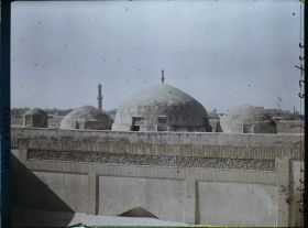 Image représentant Madrasa Mir Janniya (Ecole coranique de l'Emir Mirjan) (1357). Inscription coranique sur le mur de la cour