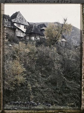 Image représentant Environs de la ville: maisons rustiques et cultures