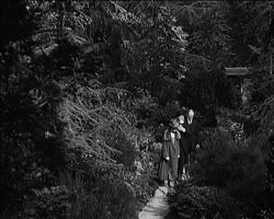 Image représentant Paul Doumer, président du Sénat, dans les jardins de la propriété d'Albert Kahn