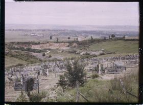 Image représentant France, Verdun, Vue prise des Casernes Marceau vers le Sud Ouest, au fond, à droite Verdun, au 1er plan, le Cimetière