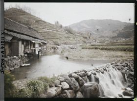 Image représentant Rivière bordée de maisons
