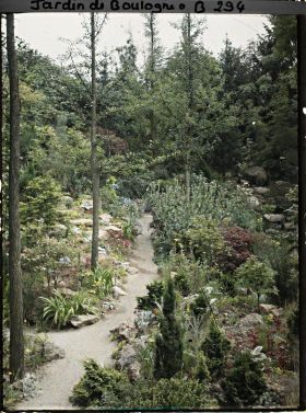 Image représentant Chemin escarpé proche du " sanctuaire japonais ", longeant un vallon rocheux du " jardin chinois "