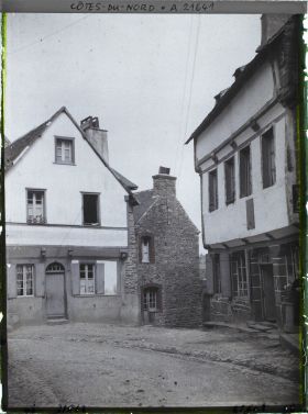 Image représentant La rue Ernest Renan, avec à droite la maison natale d'Ernest Renan