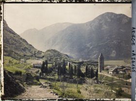 Image représentant Le vieux clocher et le cimetière ; la vallée de l'Ariège vers l'amont