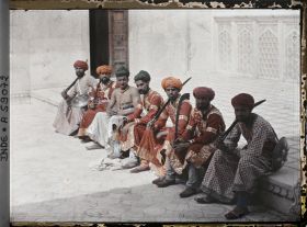 Image représentant Gardes en costumes anciens sur la terrasse précédant la tour du Jasmin (Musamman Burj) du fort Rouge (Lal Qila)