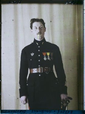 Image représentant Le  https://musee-albert-kahn.s-museum.fr/home/NWQ2OTAwYzNmYjZlZTk1ZWQwODJmMjY4L2dlbmVyaWMtbm90aWNlLXRhYi9hdXRob3JpdHkvNjE3YTc5ZjVjZjhiODk2OGIzMzM3ZDIx/5d6900c3fb6ee95ed082f268/generic-notice-tab/authority/617a79ebcf8b8968b333680b lieutenant Marie Jules Jean Beaumont