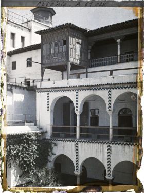 Image représentant La cour du palais des deys à la Casbah, avec le pavillon de bois dit "du coup d'éventail" en haut à gauche