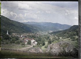 Image représentant Vallée de la Doller ; au fond, Dollern et le Rossberg