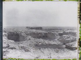Image représentant Vue des ruines vers l'est. Au fond, E-Dublal-Mah l'un des temples de l'esplanade sacrée, dédiés à Nanna
