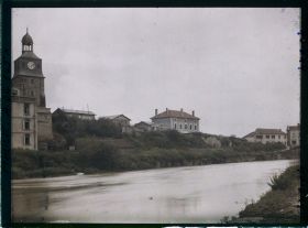 Image représentant France, Varennes (CT) Meuse (1840h), Vue s/ l'Aire et la Tour de l'Horloge