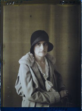 Image représentant https://musee-albert-kahn.s-museum.fr/home/NWQ2OTAwYzNmYjZlZTk1ZWQwODJmMjY4L2dlbmVyaWMtbm90aWNlLXRhYi9hdXRob3JpdHkvNjE3YTc5ZjVjZjhiODk2OGIzMzM3ZDIx/5d6900c3fb6ee95ed082f268/generic-notice-tab/authority/617a79ebcf8b8968b3336bd6 Madame Dresch