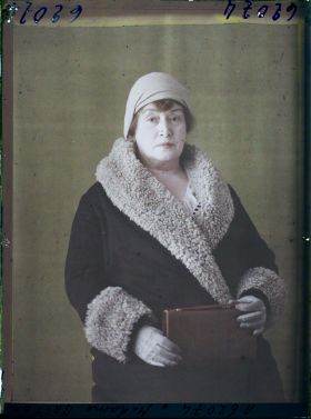 Image représentant https://musee-albert-kahn.s-museum.fr/home/NWQ2OTAwYzNmYjZlZTk1ZWQwODJmMjY4L2dlbmVyaWMtbm90aWNlLXRhYi9hdXRob3JpdHkvNjE3YTc5ZjVjZjhiODk2OGIzMzM3ZDIx/5d6900c3fb6ee95ed082f268/generic-notice-tab/authority/617a79ebcf8b8968b3336985 Madame Breton