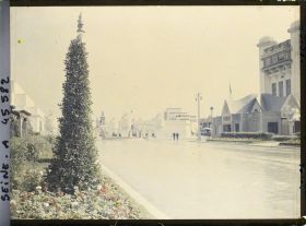 Image représentant L'Exposition des arts décoratifs, L'esplanade des Invalides, le jardin des Nymphéas , le pavillon des Arts Appliqués aux Métiers et la tour de Champagne
