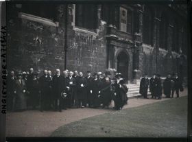 Image représentant Réception de  https://musee-albert-kahn.s-museum.fr/home/NWQ2OTAwYzNmYjZlZTk1ZWQwODJmMjY4L2dlbmVyaWMtbm90aWNlLXRhYi9hdXRob3JpdHkvNjE3YTc5ZjVjZjhiODk2OGIzMzM3ZDIx/5d6900c3fb6ee95ed082f268/generic-notice-tab/authority/617a79ebcf8b8968b3336643 Paul Appell dans une université