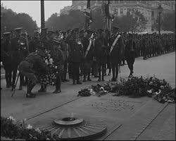 Image représentant L'école britannique des cadets sur le tombeau du soldat inconnu
