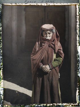 Image représentant Jeune femme arménienne en costume