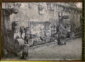 Image représentant Des fragments de vieilles sculptures, Musée d'Orbigny-Bernon, 1 rue Saint-Côme
