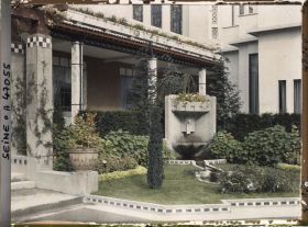 Image représentant L'Exposition des arts décoratifs, le jardin du Pavillon Ruhlmann, de Vacherot et Riousse, sur l'esplanade des Invalides