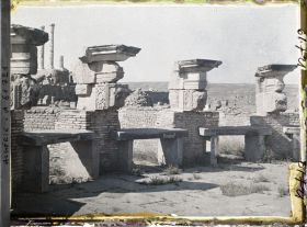 Image représentant Algérie, Timgad, Les dalles des tables des marchands du Grand Marché