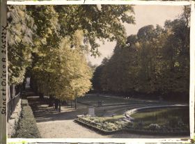 Image représentant Dans le petit parc, le bassin des Trois Bouillons