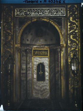 Image représentant Le mihrab indiquant la direction de la Mecque dans l'abside de la Aya Sophia Camii ("mosquée Sainte-Sophie")