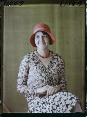 Image représentant https://musee-albert-kahn.s-museum.fr/home/NWQ2OTAwYzNmYjZlZTk1ZWQwODJmMjY4L2dlbmVyaWMtbm90aWNlLXRhYi9hdXRob3JpdHkvNjE3YTc5ZjVjZjhiODk2OGIzMzM3ZDIx/5d6900c3fb6ee95ed082f268/generic-notice-tab/authority/617a79ebcf8b8968b33367b9 Mademoiselle Virginia Atmore