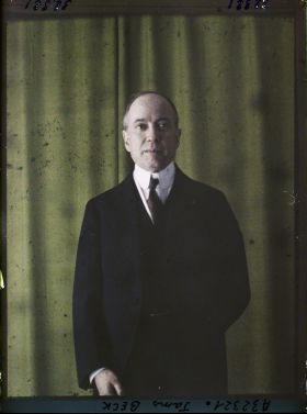 Image représentant Monsieur  https://musee-albert-kahn.s-museum.fr/home/NWQ2OTAwYzNmYjZlZTk1ZWQwODJmMjY4L2dlbmVyaWMtbm90aWNlLXRhYi9hdXRob3JpdHkvNjE3YTc5ZjVjZjhiODk2OGIzMzM3ZDIx/5d6900c3fb6ee95ed082f268/generic-notice-tab/authority/617a79ebcf8b8968b333680e James Beck