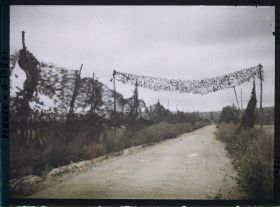 Image représentant France, Bras, Une rue, à gauche, ruines de l'Eglise