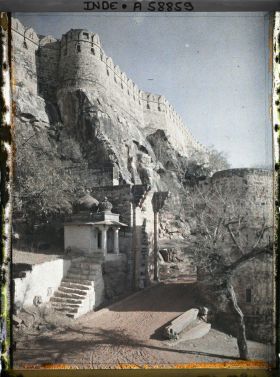 Image représentant Les remparts et l'une des sept portes fortifiées de la forteresse de Chitorgarh