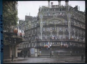 Image représentant Décorations en l'honneur des Poilus aux Galeries Lafayette, à l'angle du boulevard Haussmann et de la rue de la Chaussée-d'Antin