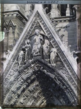 Image représentant Détail du gâblesymbolisant "le jugement dernier"