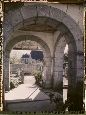 Image représentant France , Abense, Le porche de l'Eglise, dallé en pierres tumulaires, et le Cimetière