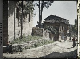 Image représentant Femmes et fillette dans une rue de terre battue