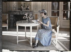 Image représentant La princesse Kitashirakawa, invitée par Albert Kahn dans un salon de sa villa
