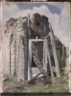Image représentant France, Chaulnes, La grande porte d'entrée du Château