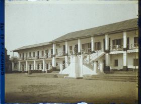 Image représentant L'école de la mission catholique et habitations des pères