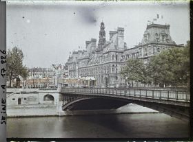 Image représentant L'Hôtel de Ville et le pont d'Arcole décorés pour les fêtes de la Victoire des 13 et 14 juillet 1919