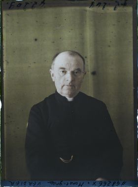 Image représentant Le chanoine  https://musee-albert-kahn.s-museum.fr/home/NWQ2OTAwYzNmYjZlZTk1ZWQwODJmMjY4L2dlbmVyaWMtbm90aWNlLXRhYi9hdXRob3JpdHkvNjE3YTc5ZjVjZjhiODk2OGIzMzM3ZDIx/5d6900c3fb6ee95ed082f268/generic-notice-tab/authority/617a79ebcf8b8968b33379c9 Jean Verdier
