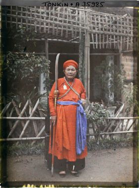 Image représentant Une femme debout, en tenue de cérémonie