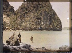 Image représentant Deux enfants près de la Grotte des Merveilles