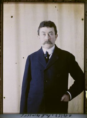 Image représentant Monsieur  https://musee-albert-kahn.s-museum.fr/home/NWQ2OTAwYzNmYjZlZTk1ZWQwODJmMjY4L2dlbmVyaWMtbm90aWNlLXRhYi9hdXRob3JpdHkvNjE3YTc5ZjVjZjhiODk2OGIzMzM3ZDIx/5d6900c3fb6ee95ed082f268/generic-notice-tab/authority/617a79eacf8b8968b333657b Paul Painlevé
