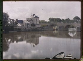 Image représentant Maisons sur l'île de Tours et pont Aliénor d'Aquitaine sur la Vienne