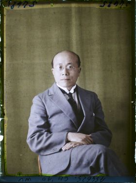 Image représentant https://musee-albert-kahn.s-museum.fr/home/NWQ2OTAwYzNmYjZlZTk1ZWQwODJmMjY4L2dlbmVyaWMtbm90aWNlLXRhYi9hdXRob3JpdHkvNjE3YTc5ZjVjZjhiODk2OGIzMzM3ZDIx/5d6900c3fb6ee95ed082f268/generic-notice-tab/authority/617a79eacf8b8968b33365ae Monsieur Chaoshu Wu