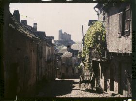 Image représentant La rue du Barriou, la forteresse au second plan