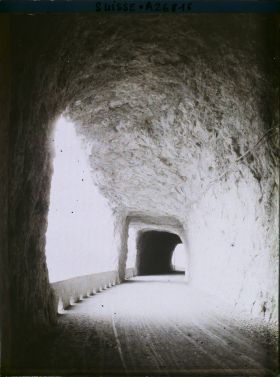 Image représentant Tunnel creusé dans la roche sur l'Axenstrasse