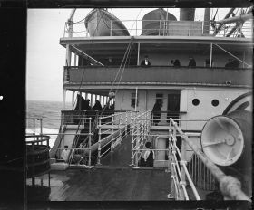 Image représentant La passerelle et le pont des 1ères classes sous la pluie