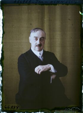 Image représentant https://musee-albert-kahn.s-museum.fr/home/NWQ2OTAwYzNmYjZlZTk1ZWQwODJmMjY4L2dlbmVyaWMtbm90aWNlLXRhYi9hdXRob3JpdHkvNjE3YTc5ZjVjZjhiODk2OGIzMzM3ZDIx/5d6900c3fb6ee95ed082f268/generic-notice-tab/authority/617a79ebcf8b8968b3336ef1 Monsieur Jean Hennessy